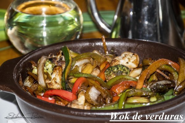 Wok de verduras frescas con salsa de soja