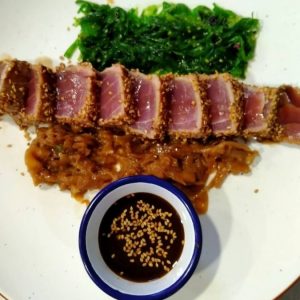 Thunfisch Tataki in Sesamsamen gewickelt